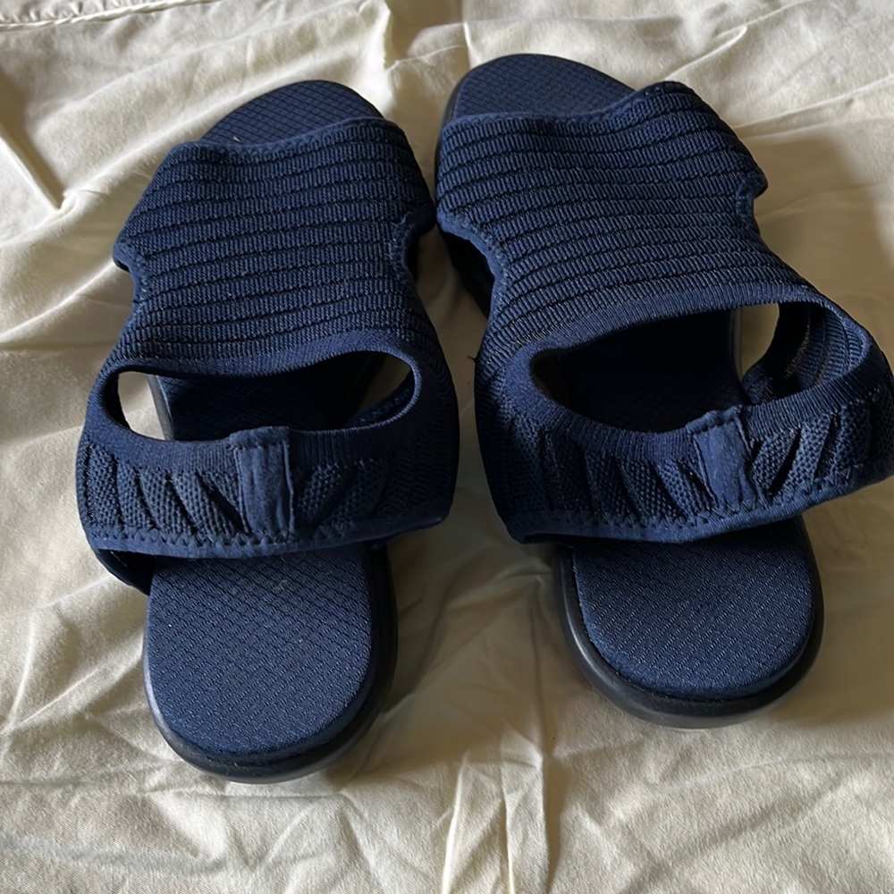 Varskarc sandal size 10.5 wide navy